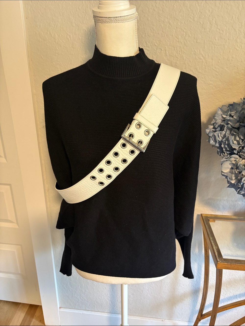 White 2 inch wide belt. 39 inches to the first set of grommets. Size XXL.